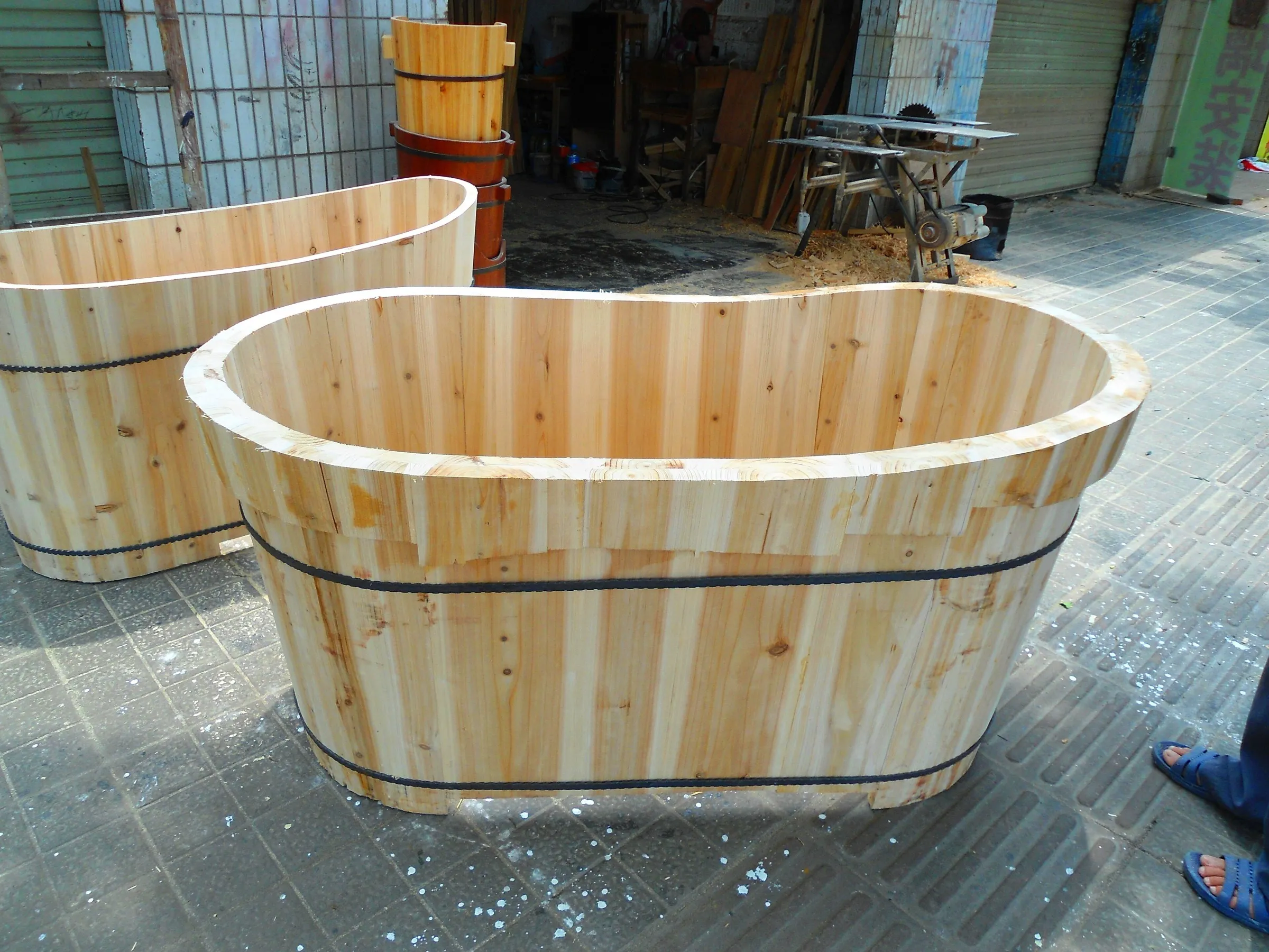 Tinas de madera de ciprés recién construidas en un taller